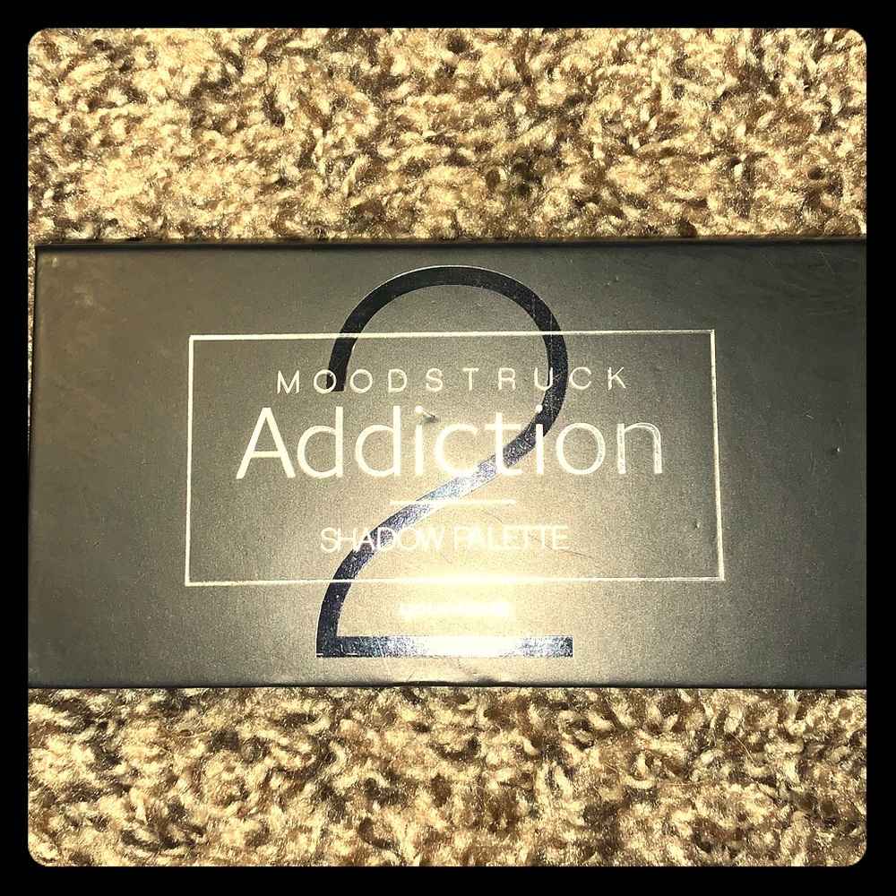 Younique Addiction 2 Eyeshadow Pallet